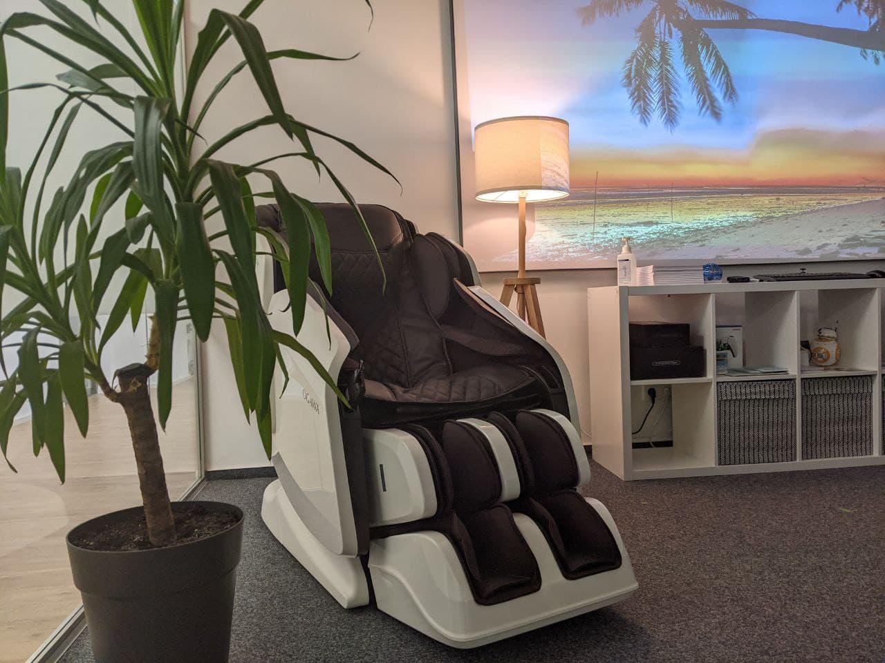Masážní křesla a relaxační prostory jako řešení problému