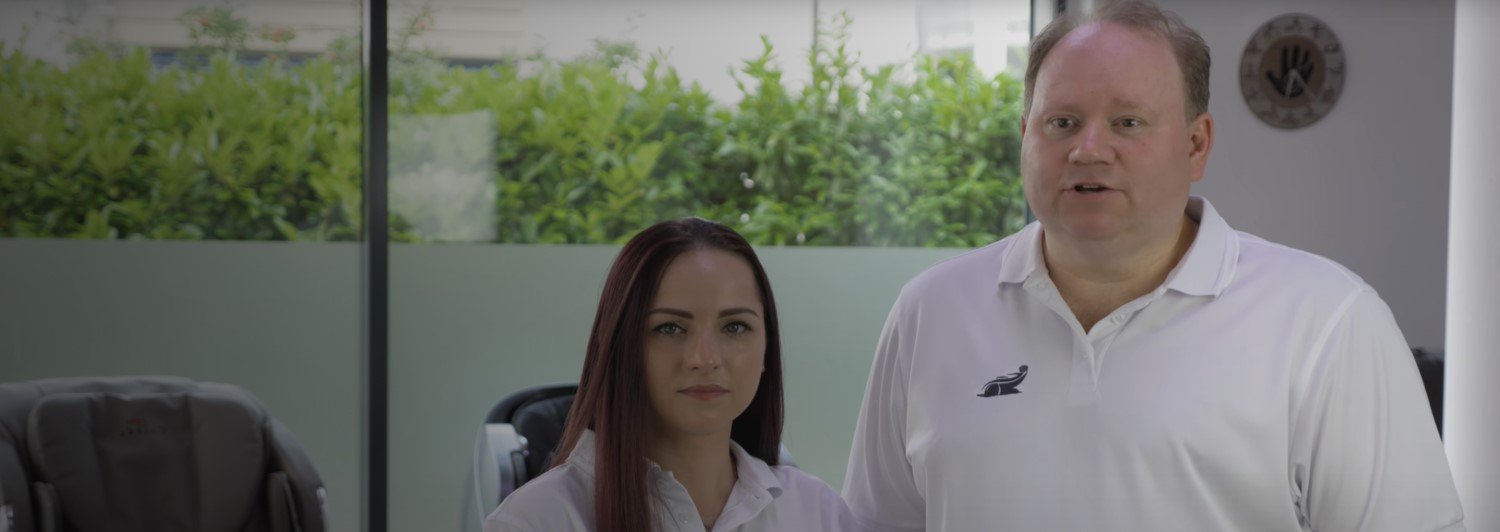 Odborné poradenství ve světě masážních křesel od Michaela Roedeskeho, Manuely Radu a Marca Libiho