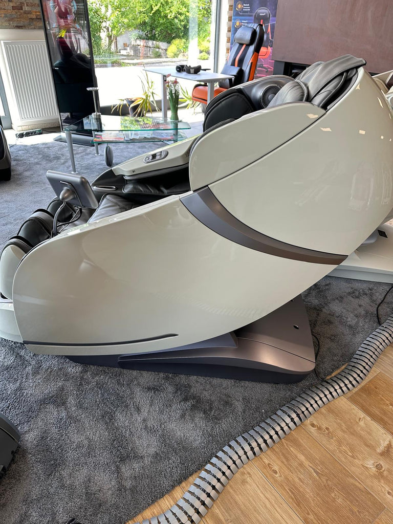 Casada Skyliner II exhibitor v bílé/šedé barvě